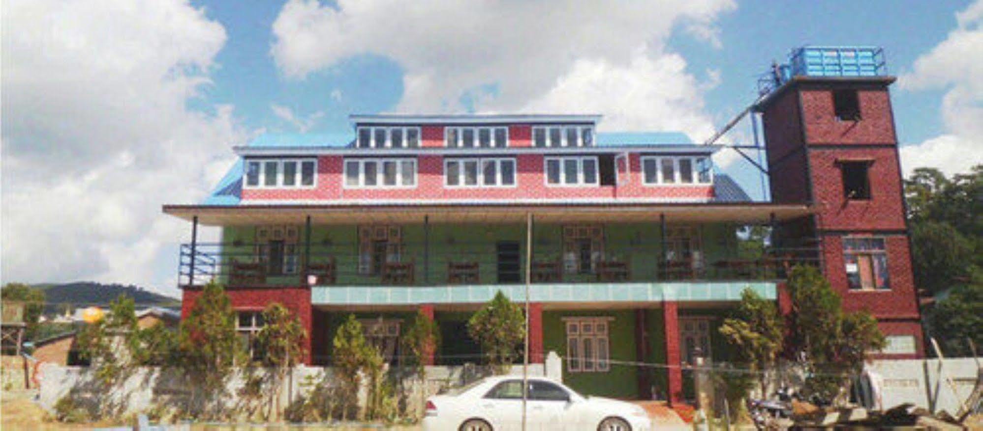 Railroad Hotel Калау Екстериор снимка