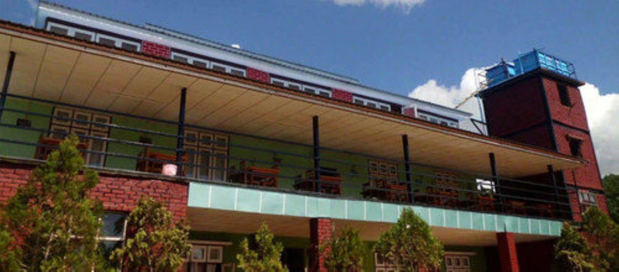 Railroad Hotel Калау Екстериор снимка