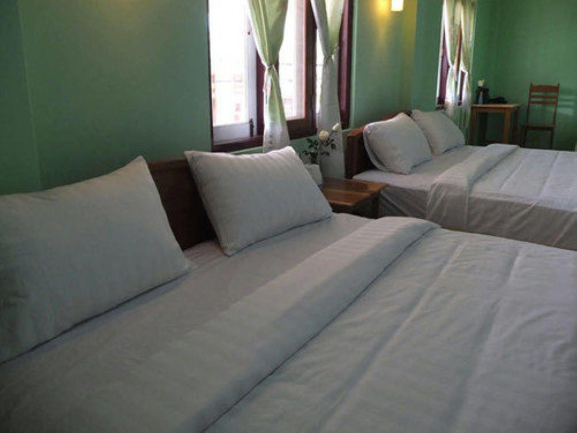 Railroad Hotel Калау Екстериор снимка