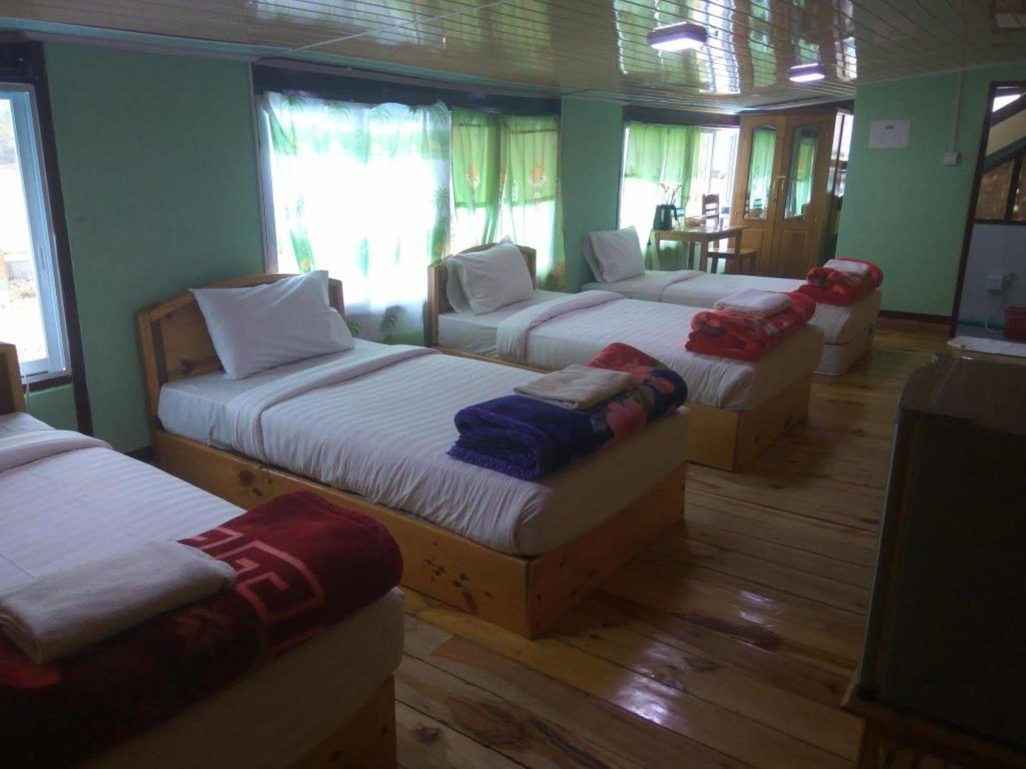 Railroad Hotel Калау Екстериор снимка