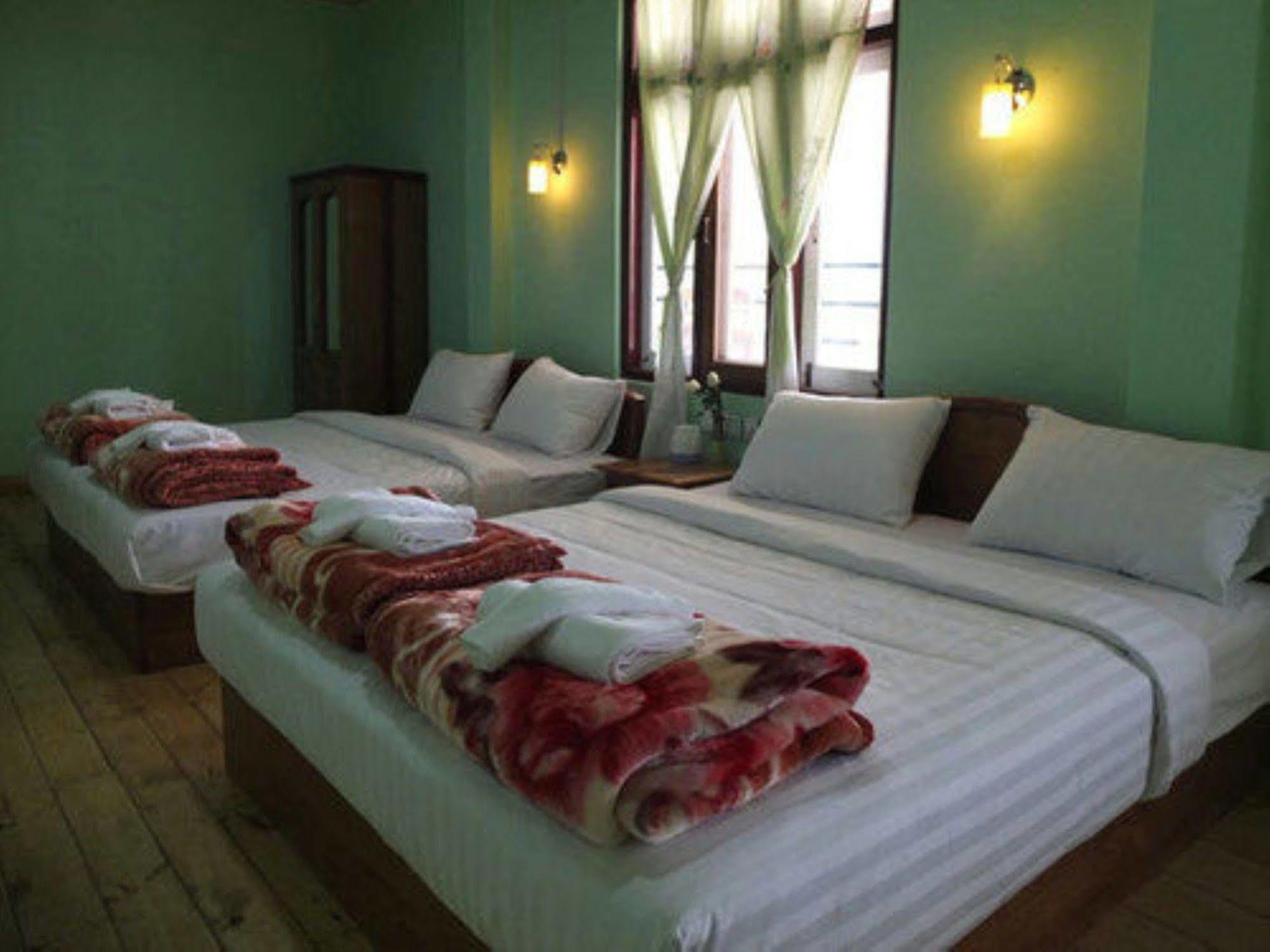 Railroad Hotel Калау Екстериор снимка