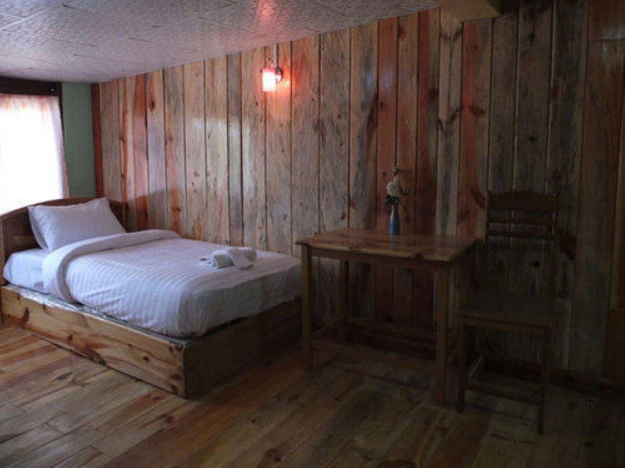 Railroad Hotel Калау Екстериор снимка