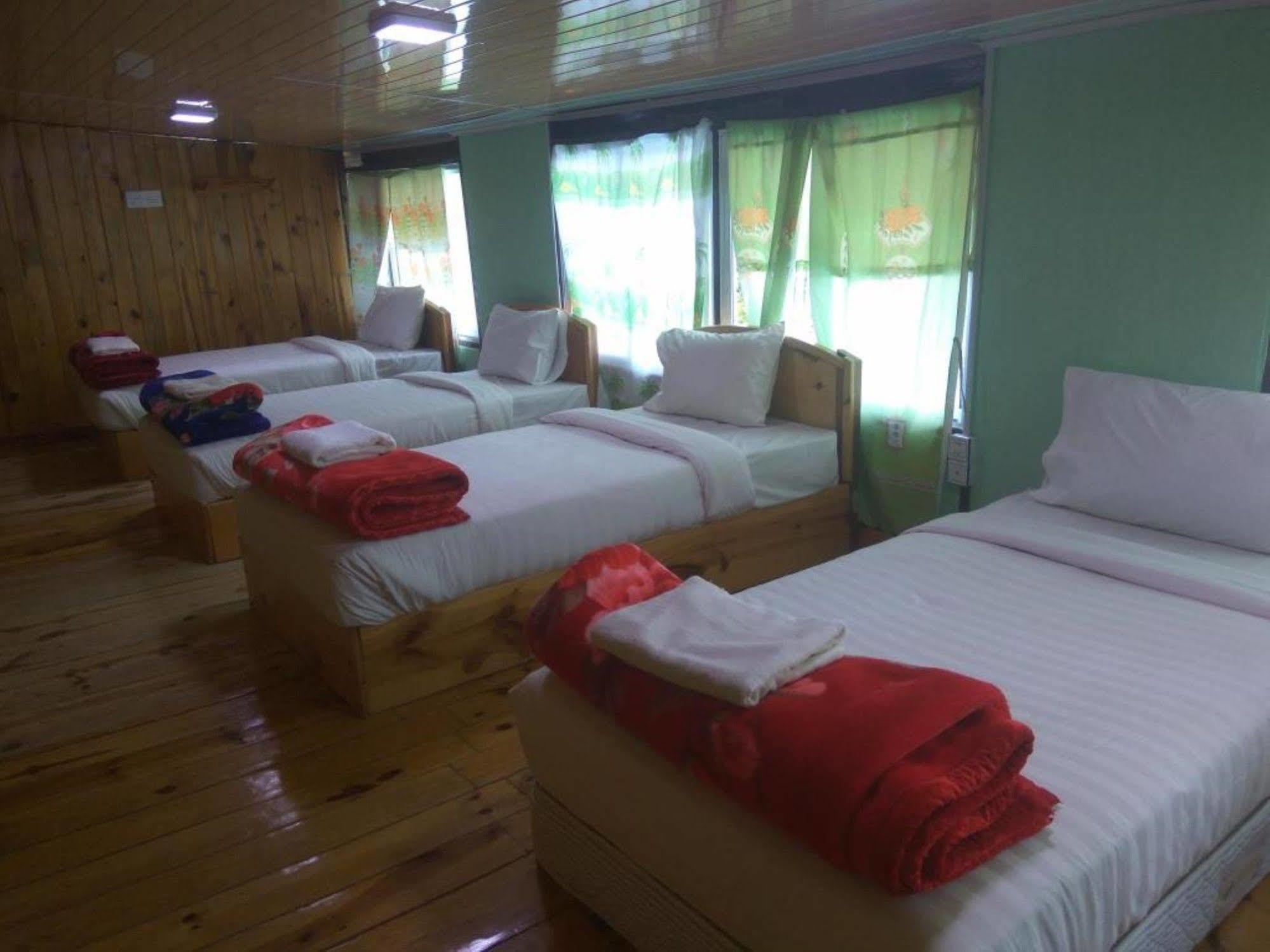 Railroad Hotel Калау Екстериор снимка