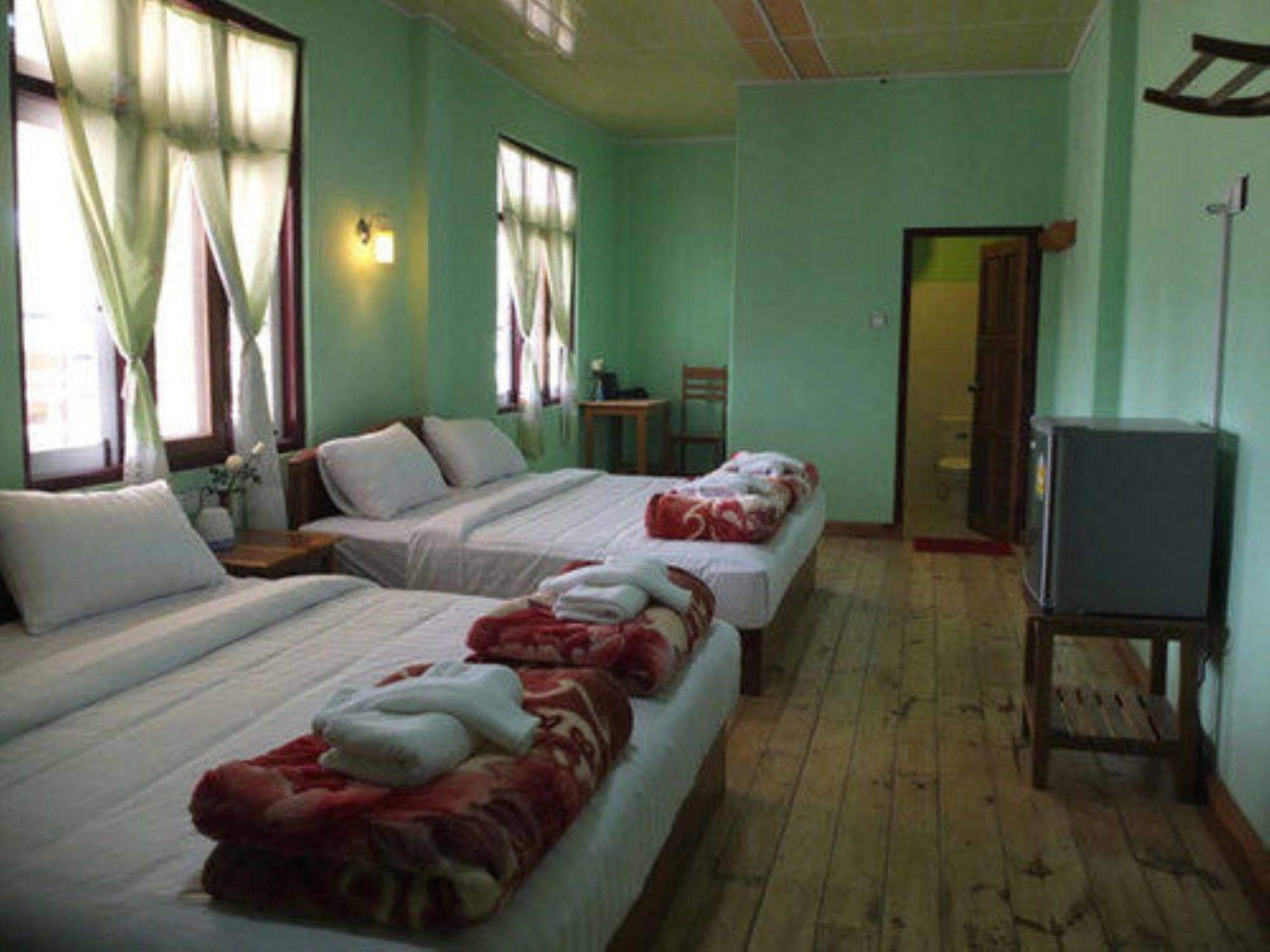 Railroad Hotel Калау Екстериор снимка