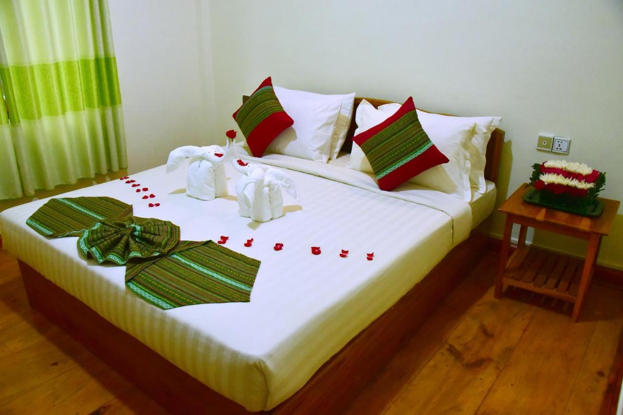 Railroad Hotel Калау Екстериор снимка