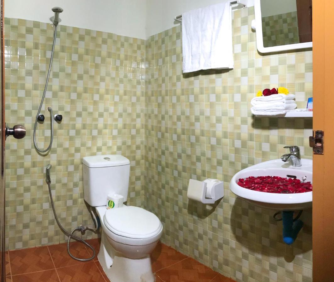 Railroad Hotel Калау Екстериор снимка