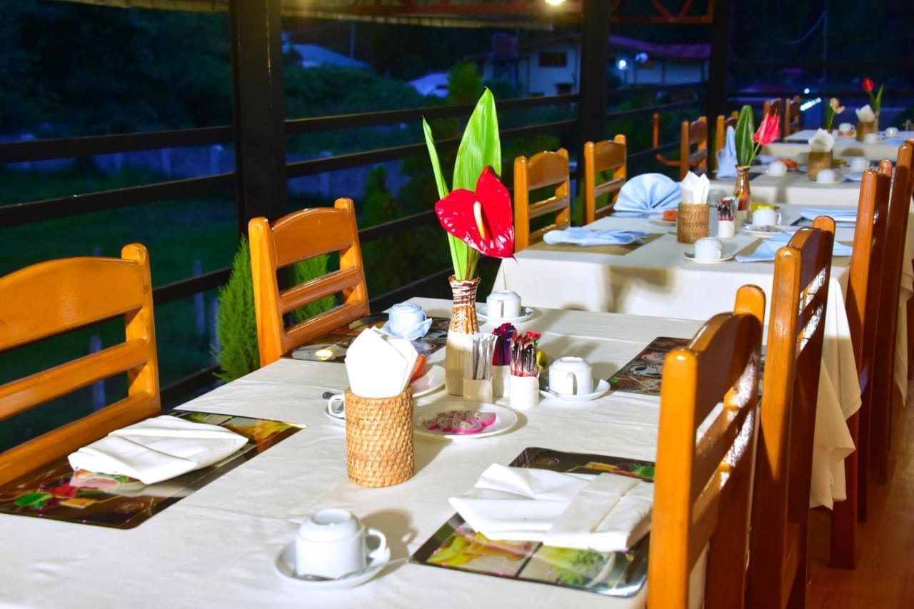 Railroad Hotel Калау Екстериор снимка